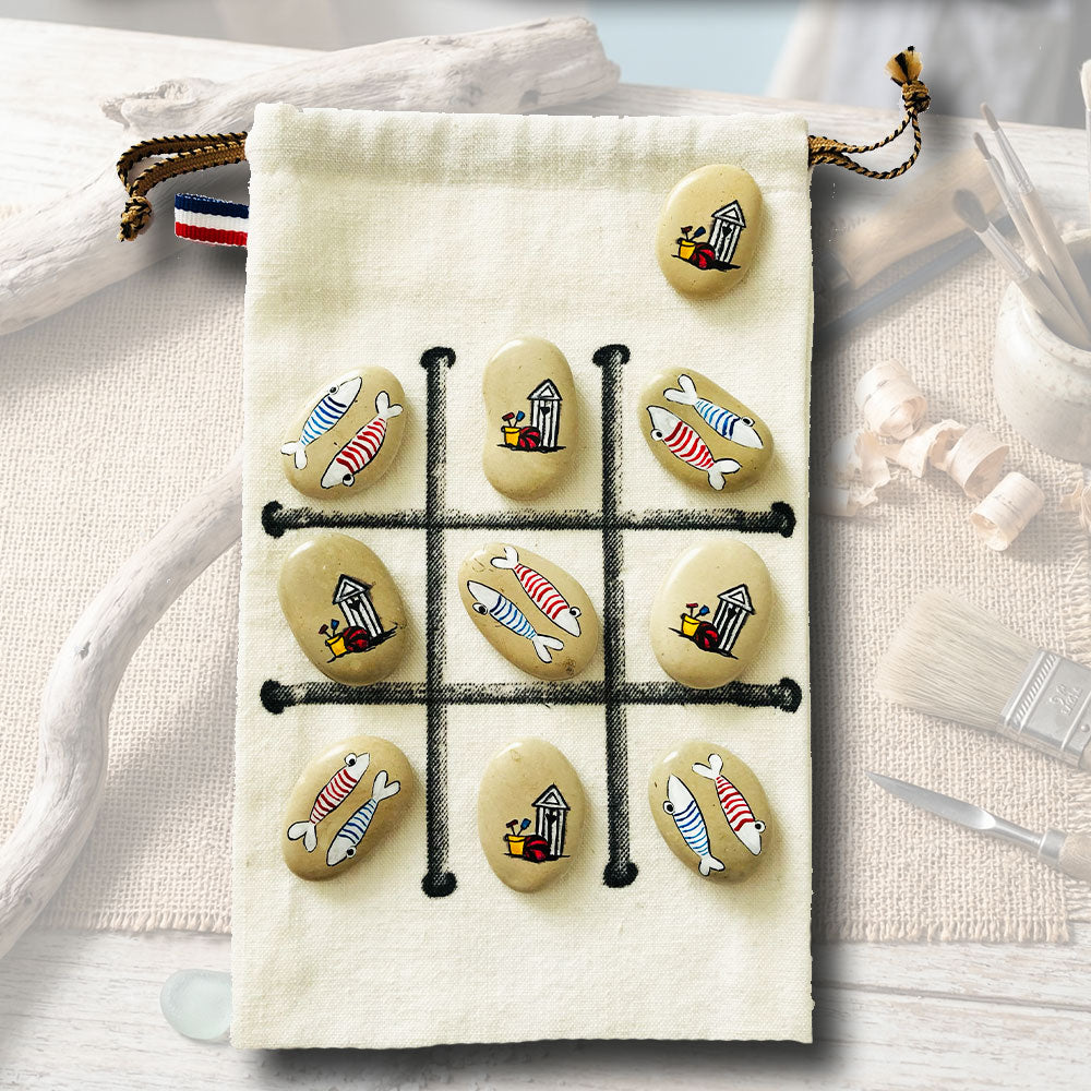 Jeu de morpion sur galets peints, motifs poissons marinière et cabanes de plage, sachet en toile beige 15x21cm, création artisanale L'Atelier du Ressac.