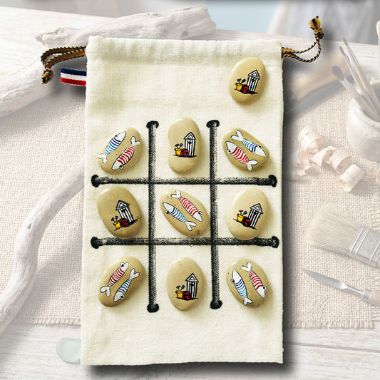 Jeu de morpion sur galets peints, motifs poissons marinière et cabanes de plage, sachet en toile beige 15x21cm, création artisanale L'Atelier du Ressac.