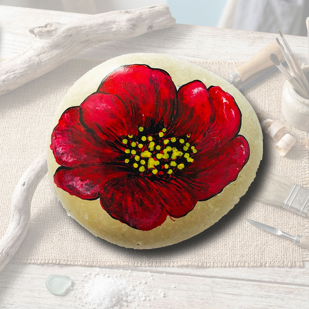 Magnet en galet naturel peint à la main, motif fleur rouge détaillée avec cœur jaune, création artisanale L'Atelier du Ressac.