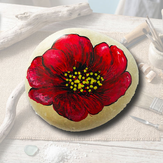 Magnet en galet naturel peint à la main, motif fleur rouge détaillée avec cœur jaune, création artisanale L'Atelier du Ressac.