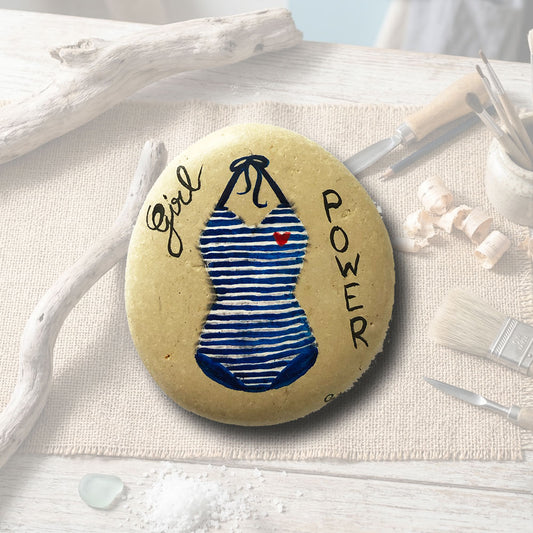 Magnet en galet naturel peint à la main, motif maillot de bain rayé bleu avec cœur rouge et inscription Girl Power, création artisanale L'Atelier du Ressac.