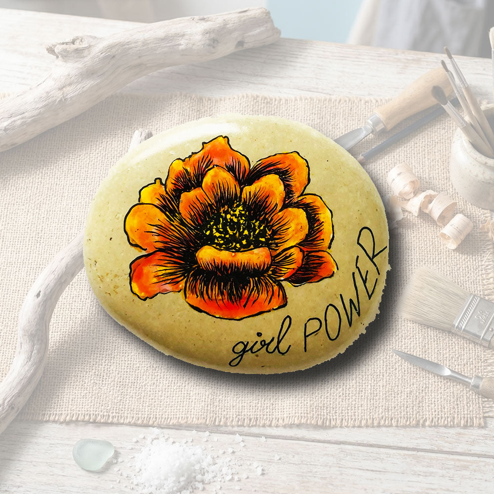 Magnet en galet naturel peint à la main, motif fleur orange détaillée et inscription Girl Power, création artisanale L'Atelier du Ressac.