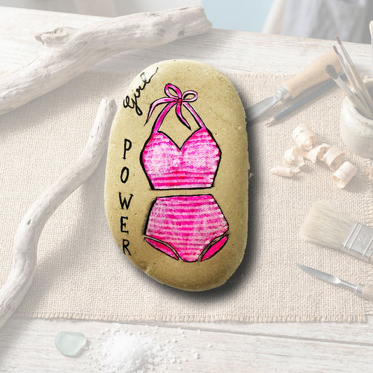 Magnet en galet naturel peint à la main, motif maillot de bain deux-pièces rose et inscription Girl Power, création artisanale L'Atelier du Ressac.
