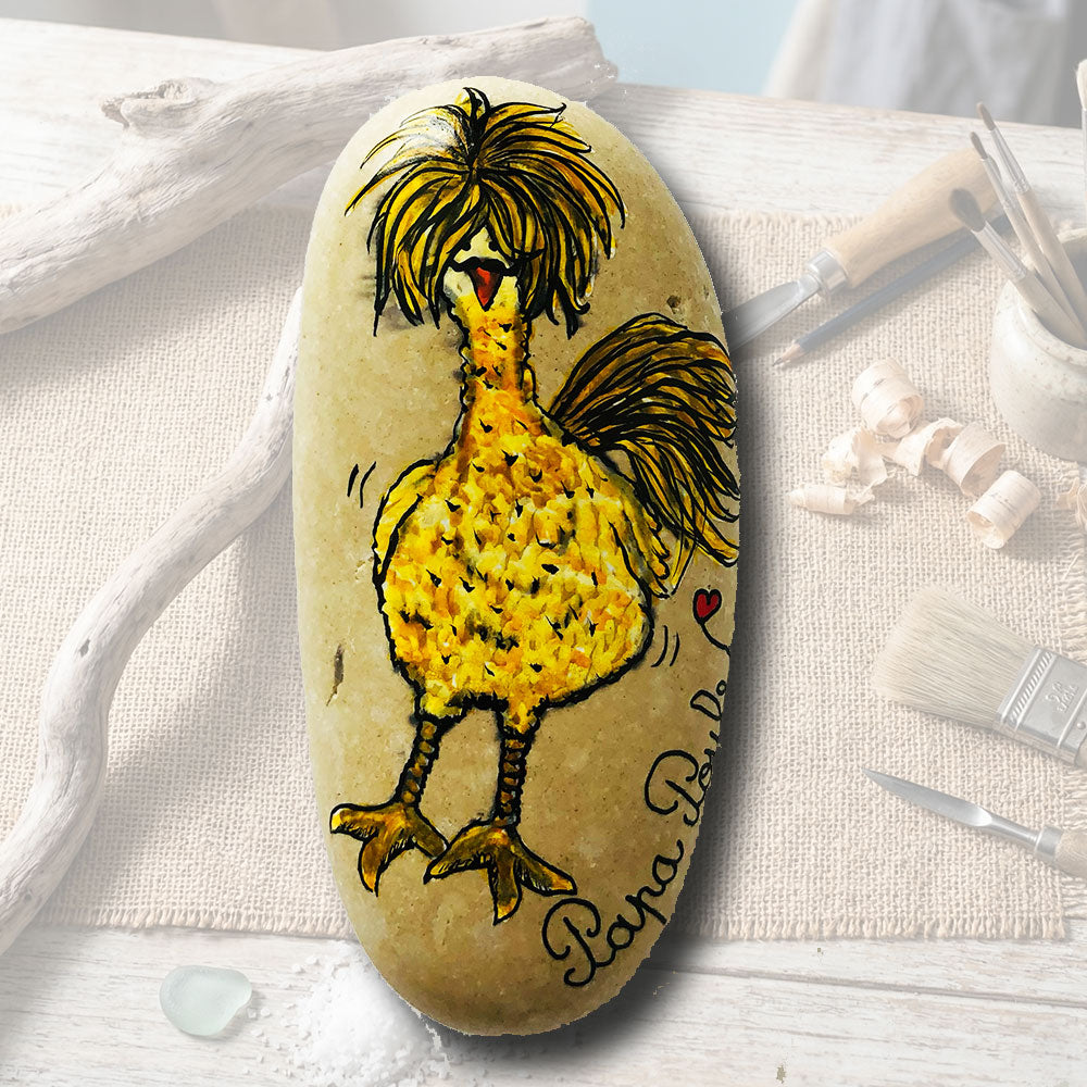Magnet en galet naturel peint à la main, motif poule jaune rigolote avec inscription Papa Poule et cœur rouge, création artisanale L'Atelier du Ressac.