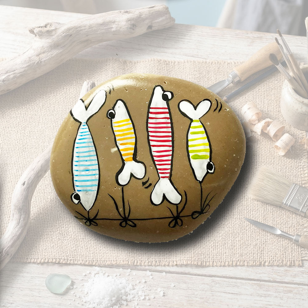Magnet en galet naturel peint à la main, motif quatre sardines avec marinières de couleurs différentes, création artisanale L'Atelier du Ressac.