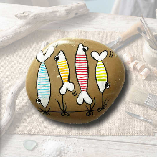 Magnet en galet naturel peint à la main, motif quatre sardines avec marinières de couleurs différentes, création artisanale L'Atelier du Ressac.