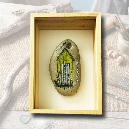 Galet peint à la main cabane jaune et inscription Destination Plage, cadre coffret bois naturel 15x21cm, artisanat d'art Auvergne L'Atelier du Ressac.
