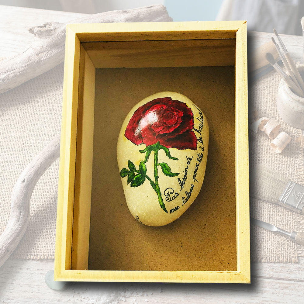 Galet peint à la main avec une rose rouge et inscription Pas besoin de mes talons pour être à la hauteur, cadre coffret bois 15x21cm, artisanat d'art L'Atelier du Ressac.