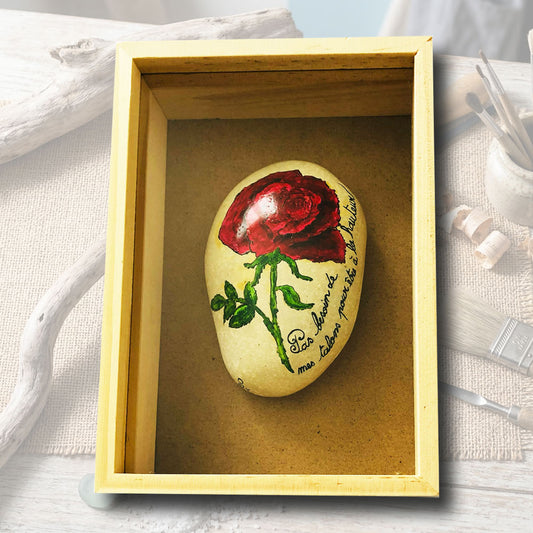 Galet peint à la main avec une rose rouge et inscription Pas besoin de mes talons pour être à la hauteur, cadre coffret bois 15x21cm, artisanat d'art L'Atelier du Ressac.